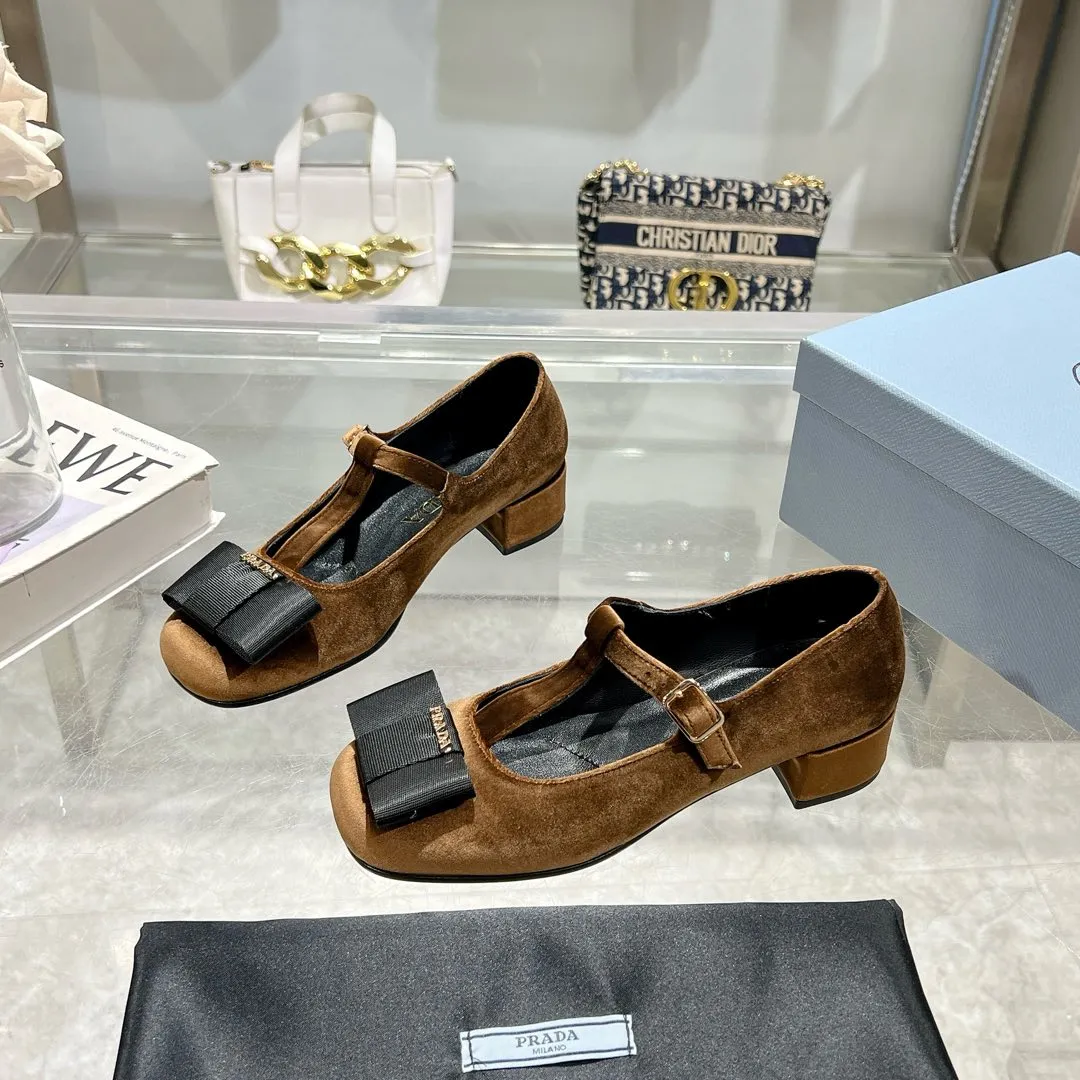 👟👟Ex-factory price 540👟👟 Prada 25ss early spring new model 🌟 Recommended by major bloggers in Xiaohongshu, showing classic charm. Injection-molded leather outsole, imported mixed-breed sheep lining. These velvet-textured pumps combine elegance with modern sophistication, and the delicate bow adds a romantic touch. The upper is decorated with grosgrain bow and metal buckle. Metal letter logo. Decorated with metal letter logo. Velvet texture covered heel with height 4.5cm. Size: 35 to 40 (41 is custom-made and cannot be returned or exchanged)
